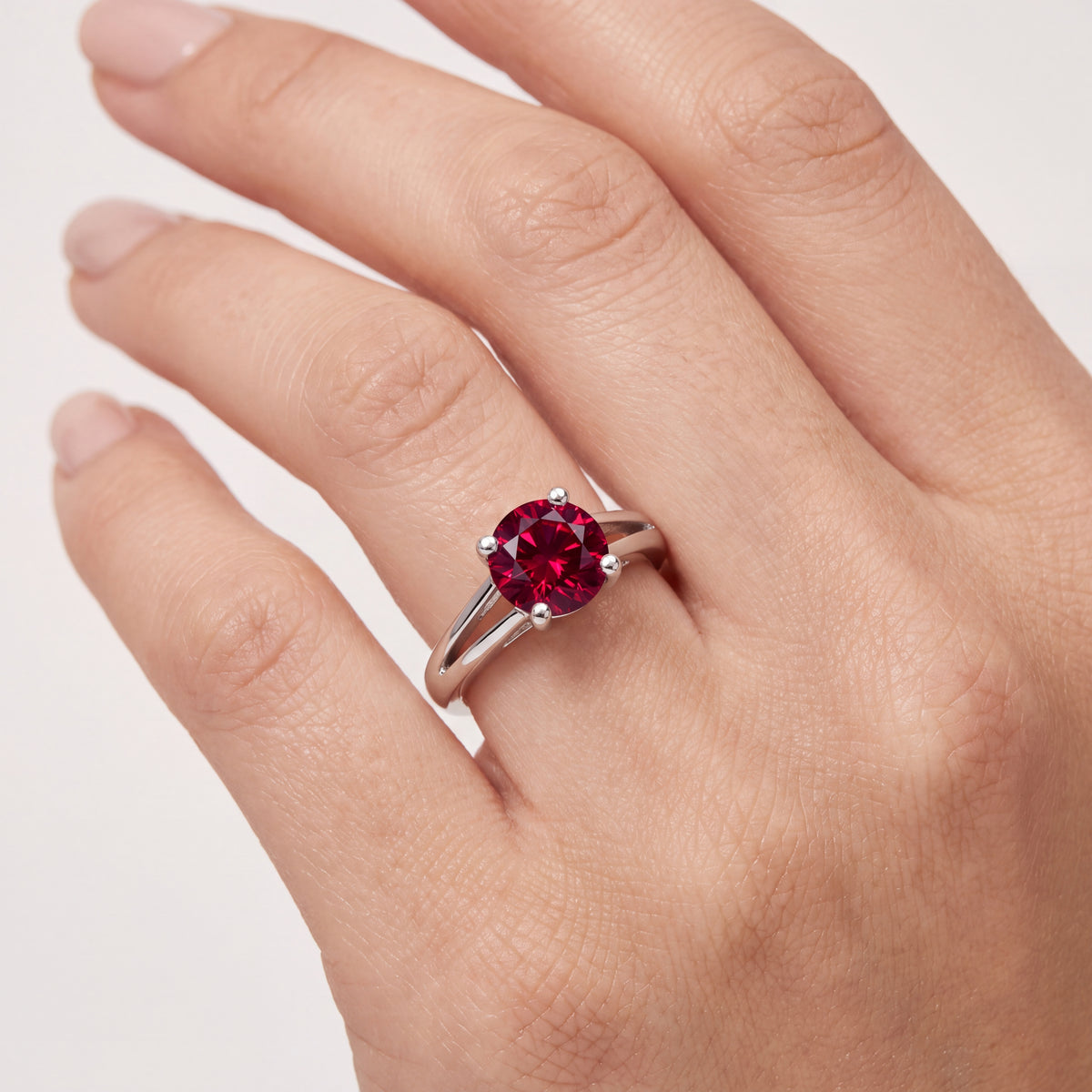 _lifestyle_image@SKU:RG464-LCRR01000004W #metal_10k-white-gold+origin_lab-created