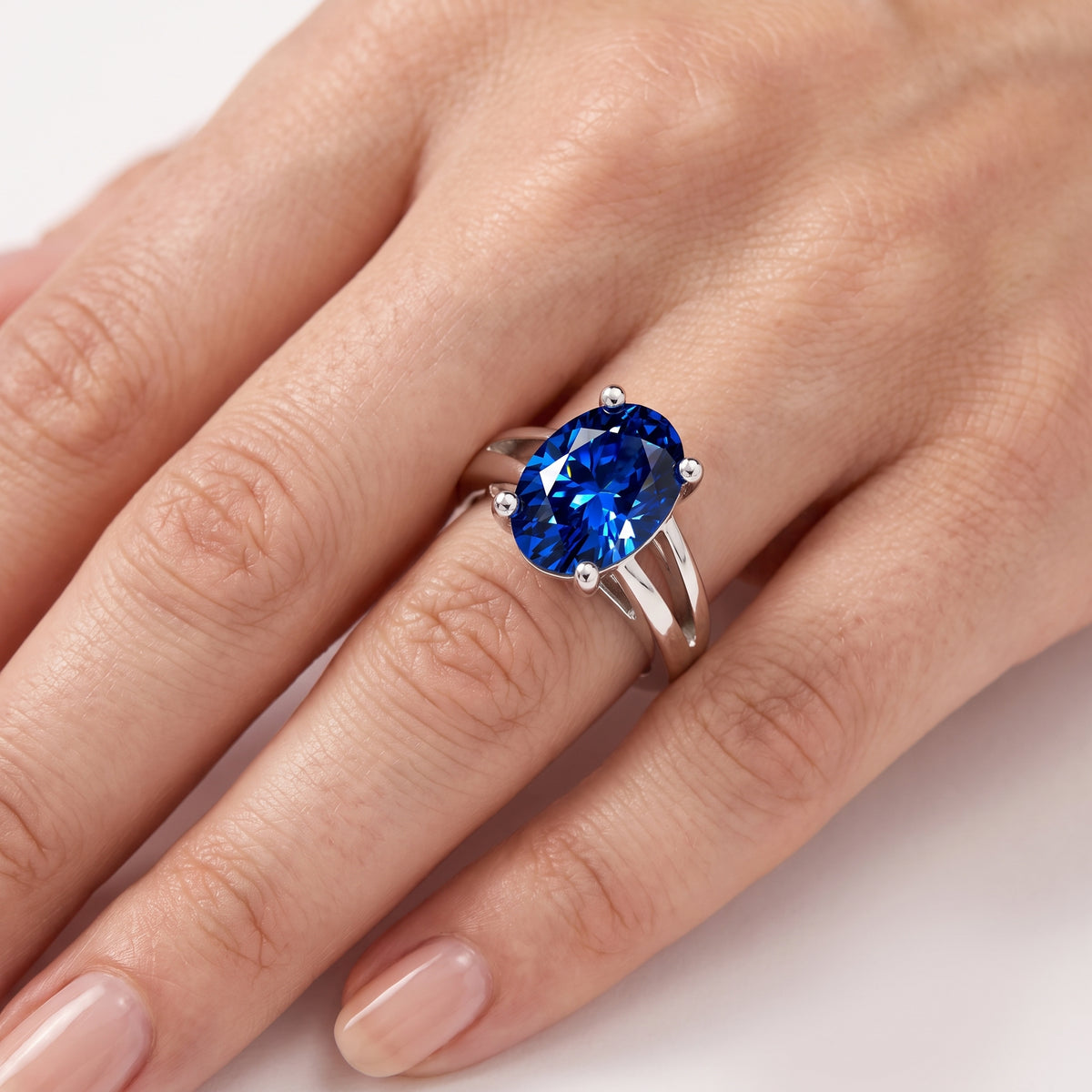 _lifestyle_image@SKU:RG464-NCSO04000004W #metal_14k-white-gold+origin_lab-created
