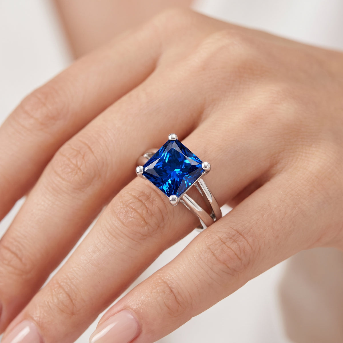 _lifestyle_image@SKU:RG464-NCSP04000004W #metal_14k-white-gold+origin_lab-created
