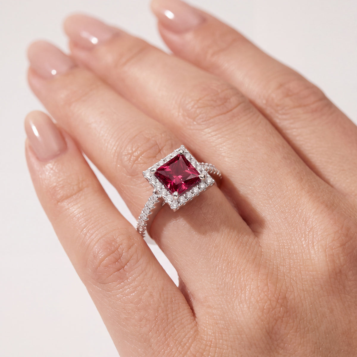 _lifestyle_image@SKU:RG514-LCRP01000004W #metal_10k-white-gold+origin_lab-created