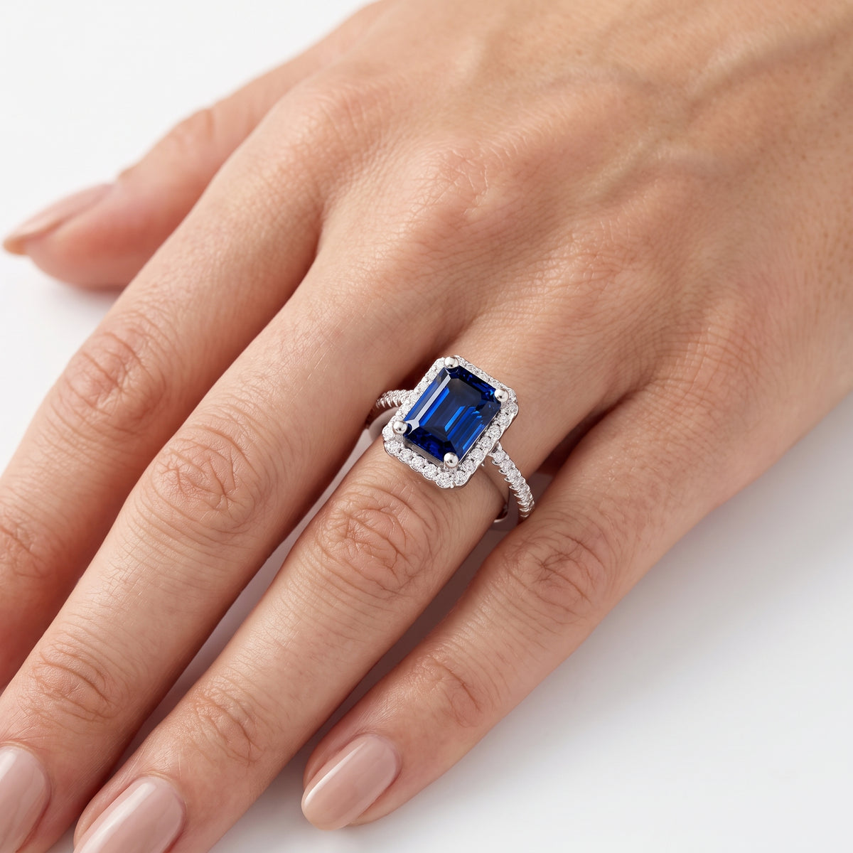 _lifestyle_image@SKU:RG514-LCSE02000004W #metal_10k-white-gold+origin_lab-created