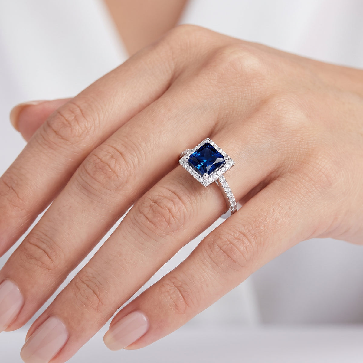 _lifestyle_image@SKU:RG514-LCSP02000004W #metal_10k-white-gold+origin_lab-created