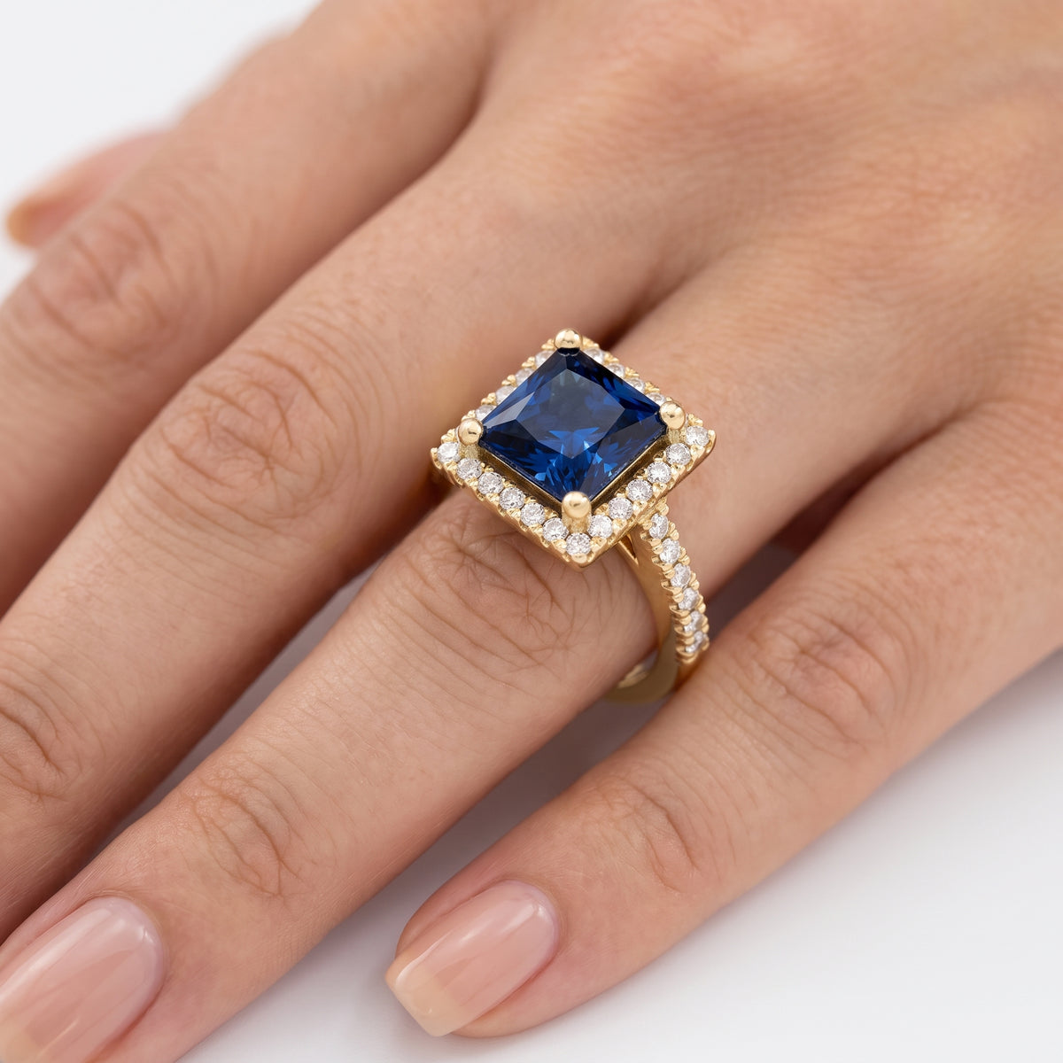 _lifestyle_image@SKU:RG514-LCSP03000004Y #metal_10k-yellow-gold+origin_lab-created