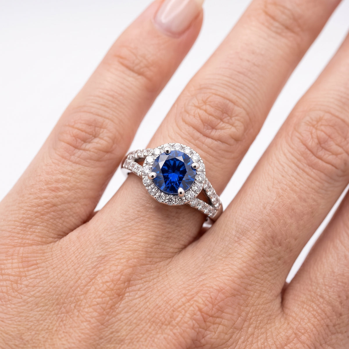 _lifestyle_image@SKU:RG514-LCSR01000004W #metal_10k-white-gold+origin_lab-created