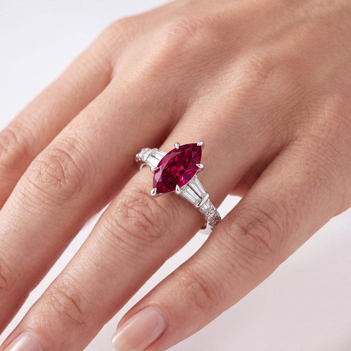 _lifestyle_image@SKU:RG517-LGRM01000004W #metal_10k-white-gold+origin_lab-created