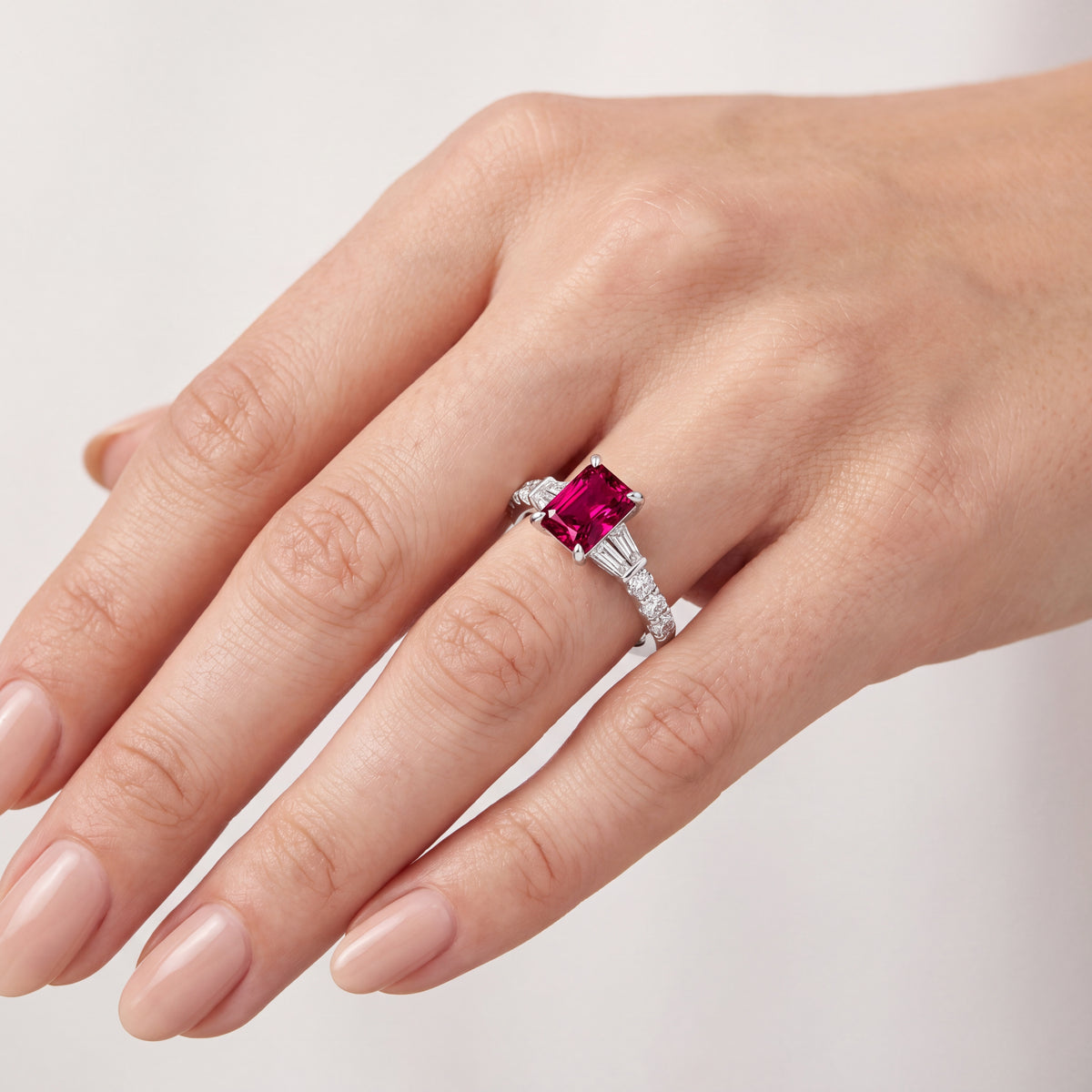 _lifestyle_image@SKU:RG517-LGRT01000004W #metal_10k-white-gold+origin_lab-created
