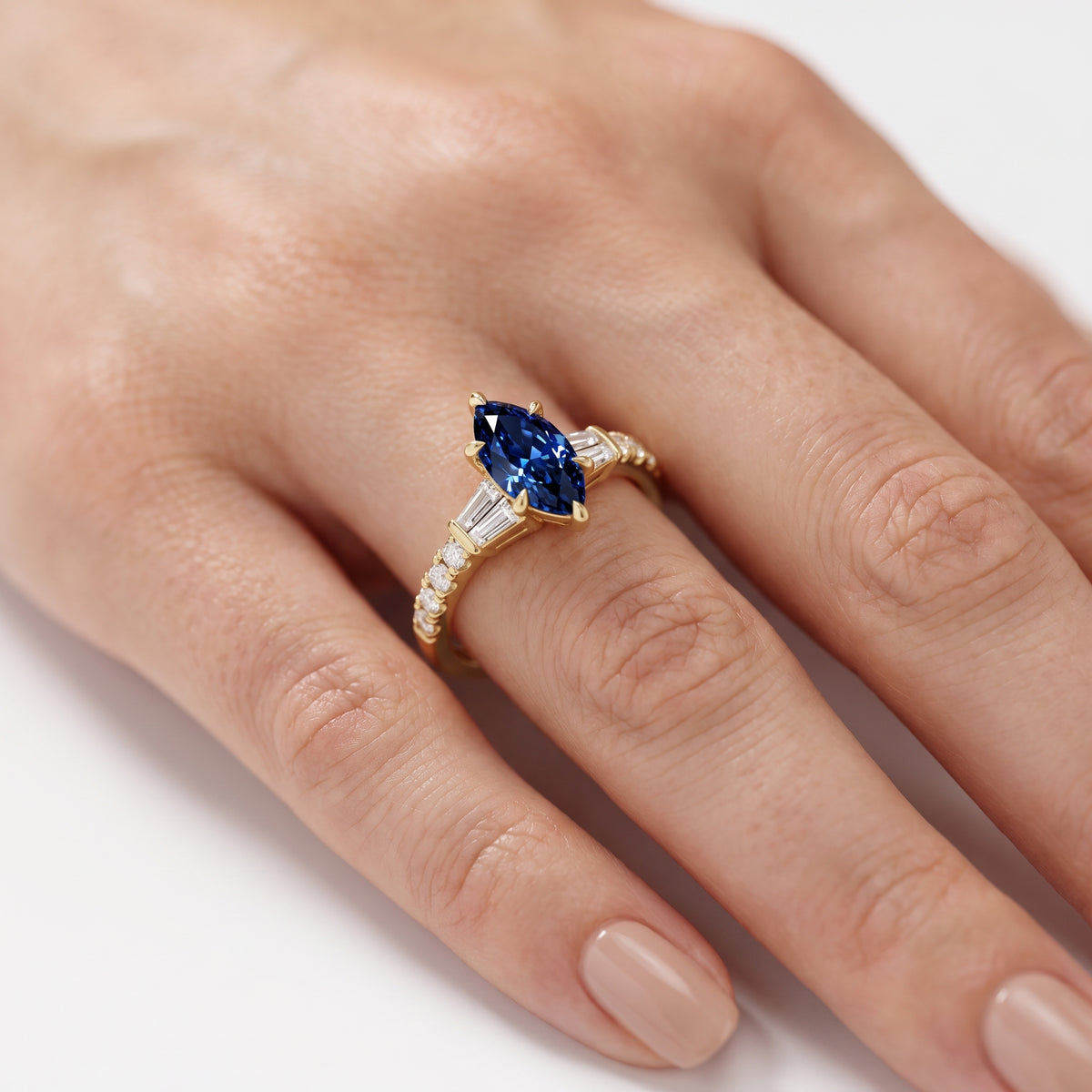 _lifestyle_image@SKU:RG517-LGSM02000004Y #metal_10k-yellow-gold+origin_lab-created