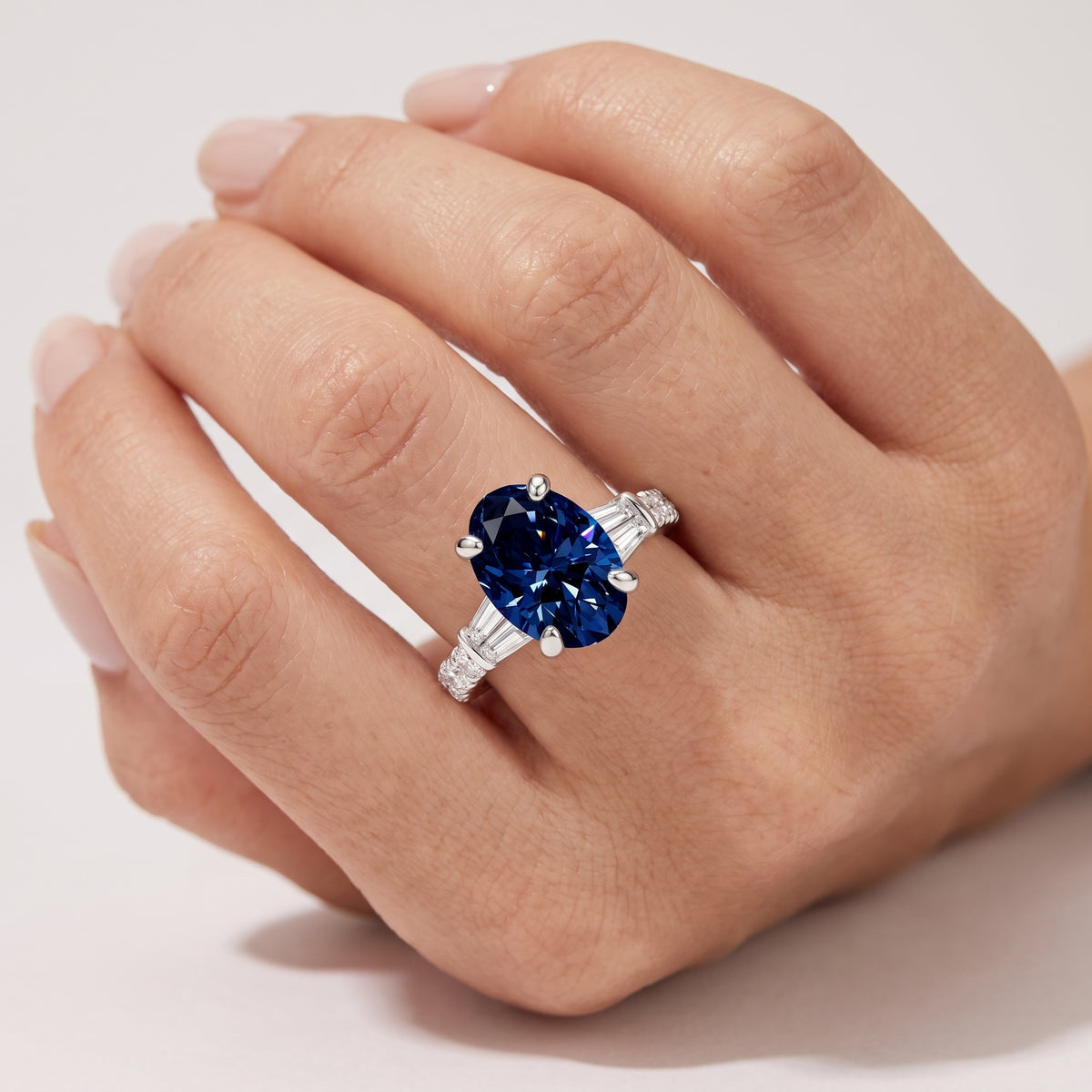 _lifestyle_image@SKU:RG517-LGSO03000004W #metal_10k-white-gold+origin_lab-created