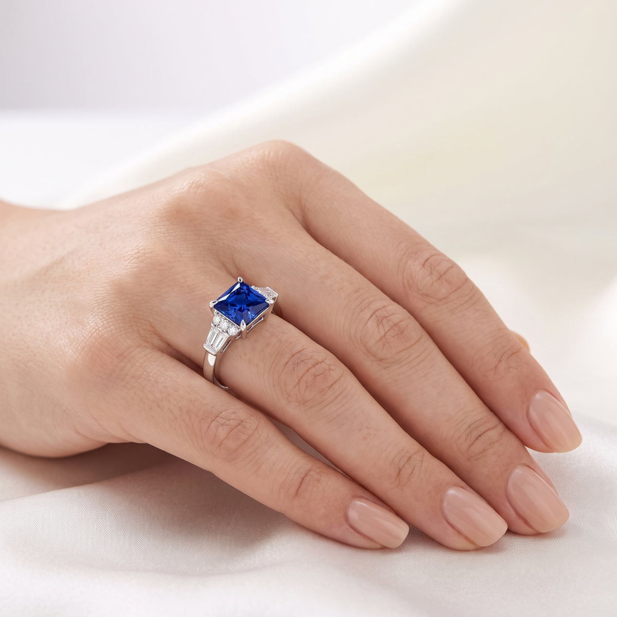 _lifestyle_image@SKU:RG517-LGSP02000004W #metal_10k-white-gold+origin_lab-created