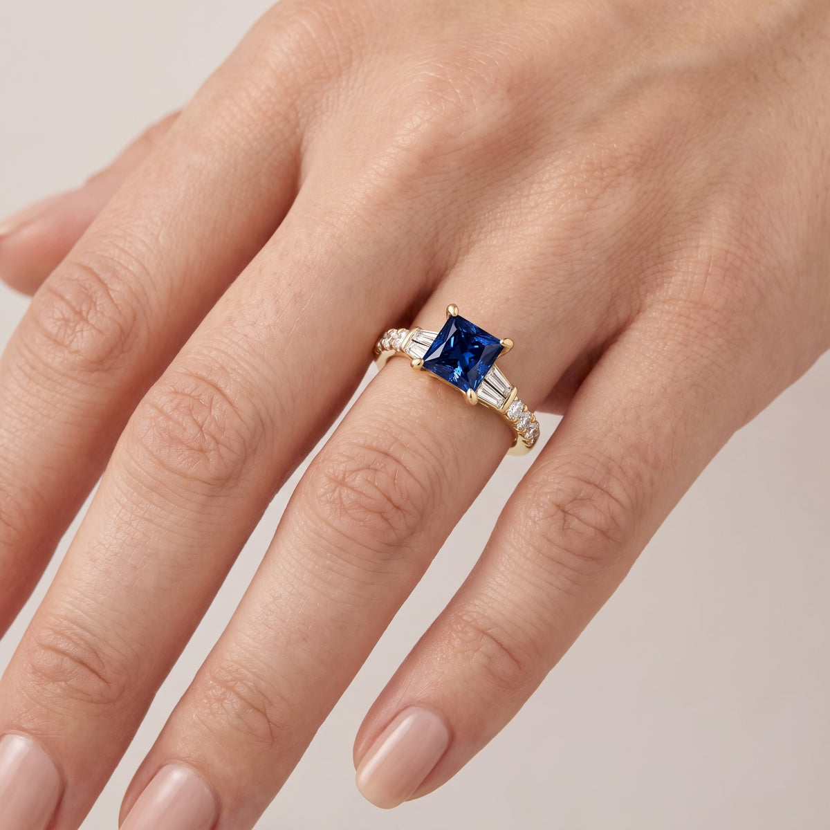 _lifestyle_image@SKU:RG517-LGSP02000004Y #metal_10k-yellow-gold+origin_lab-created