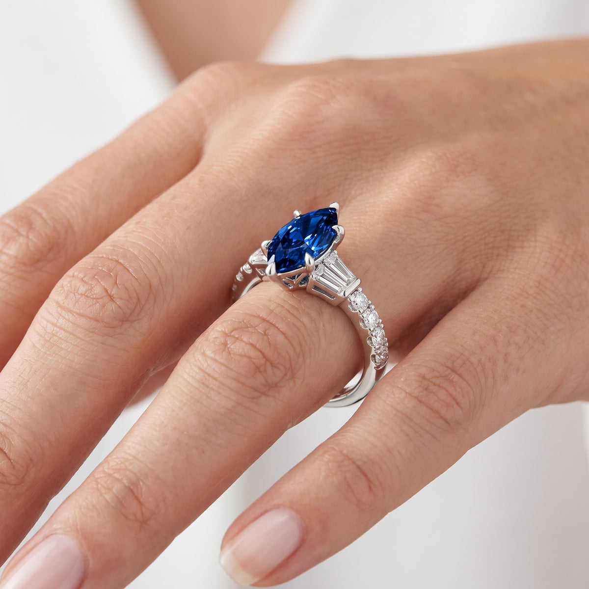 _lifestyle_image@SKU:RG517-NGSM01000004W #metal_14k-white-gold+origin_lab-created