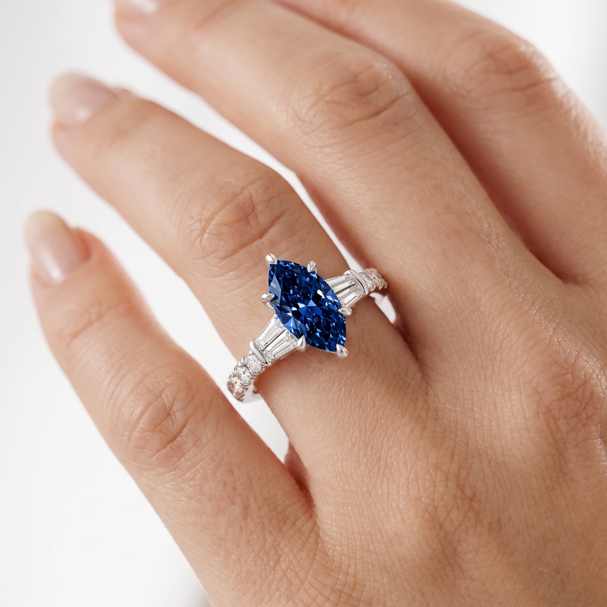 _lifestyle_image@SKU:RG517-NGSM02000004W #metal_14k-white-gold+origin_lab-created