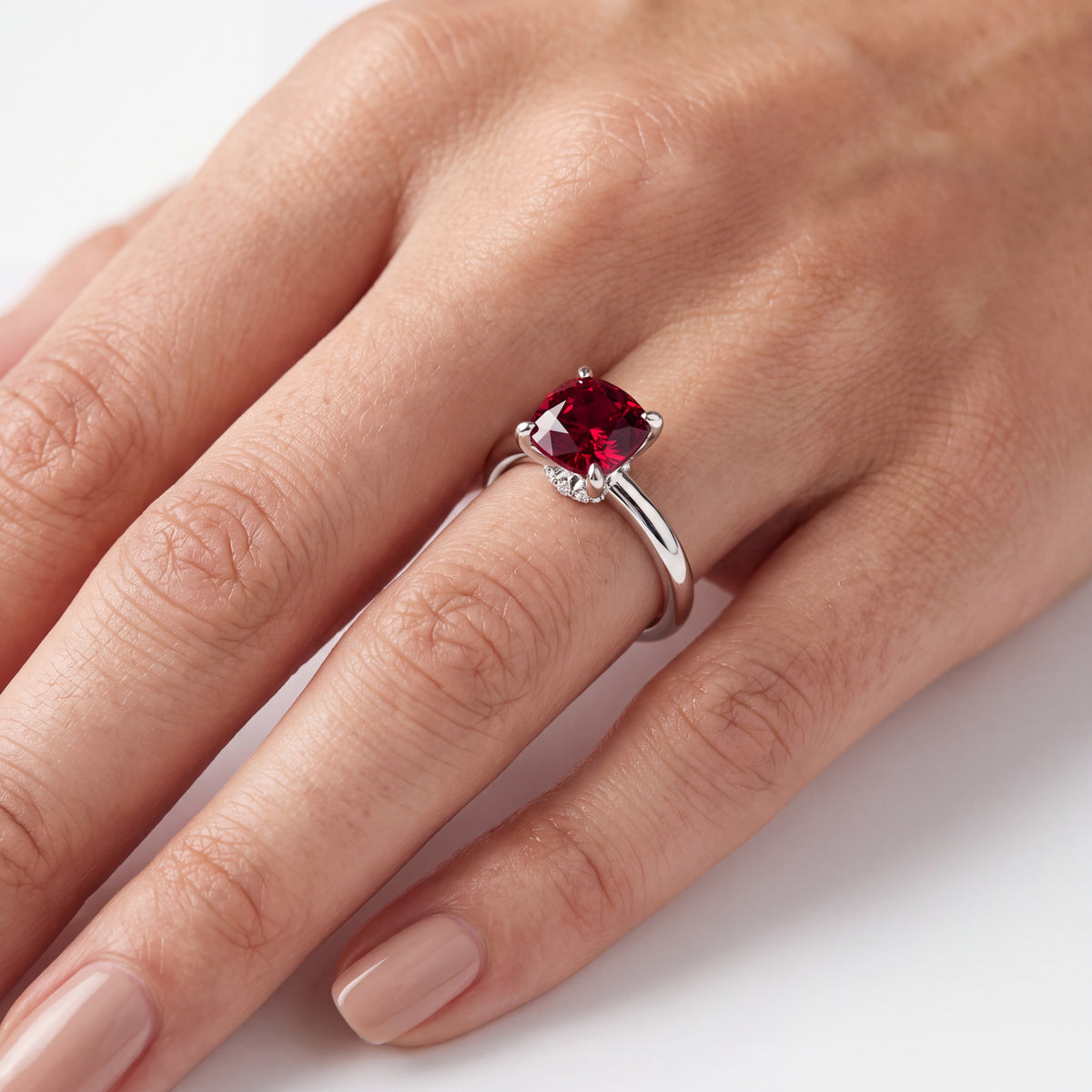 _lifestyle_image@SKU:RG604-LCRC01000004W #metal_10k-white-gold+origin_lab-created