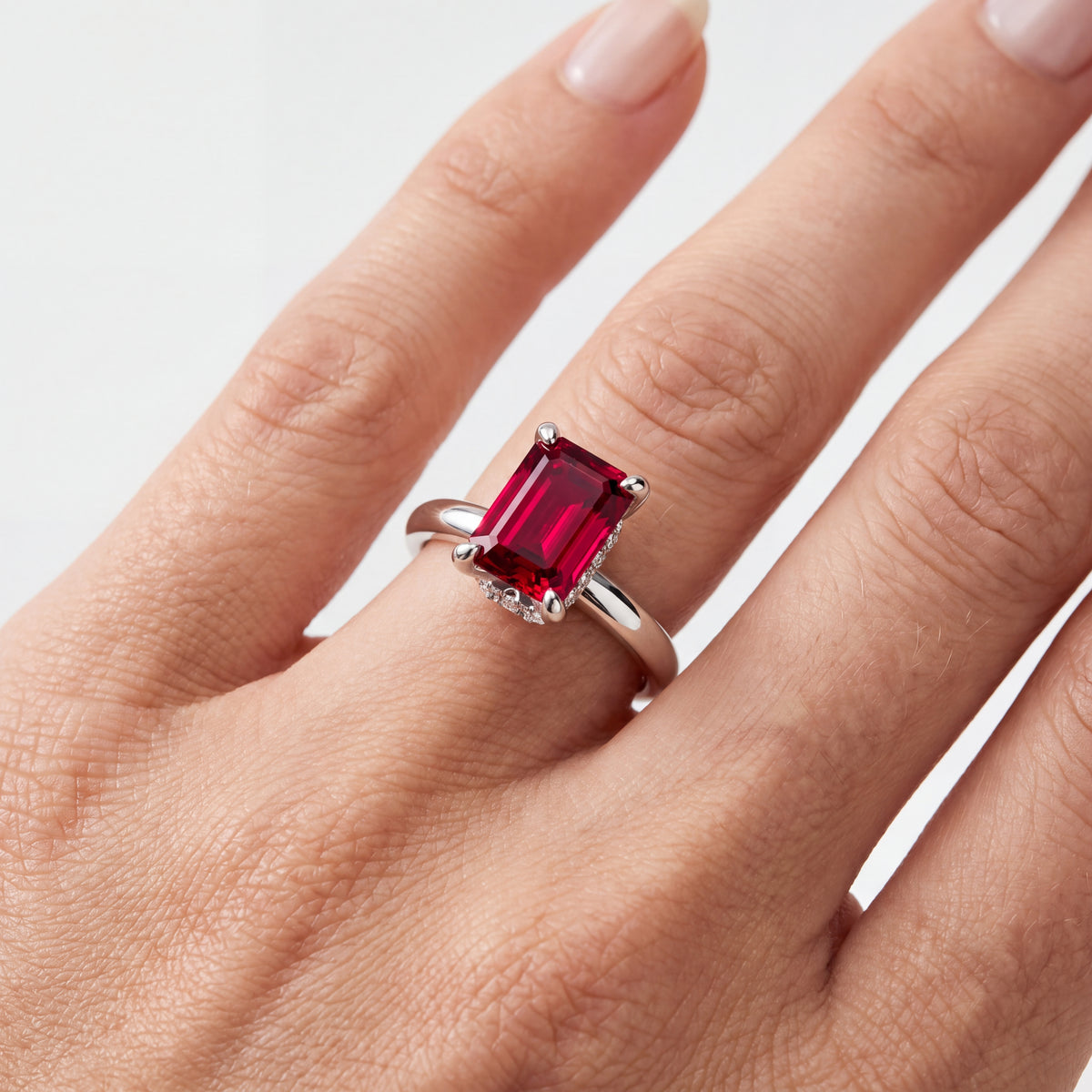 _lifestyle_image@SKU:RG604-LCRE01000004W #metal_10k-white-gold+origin_lab-created