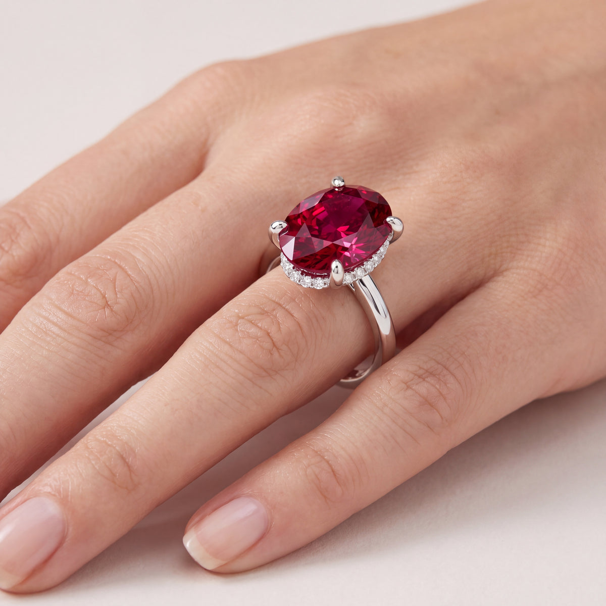 _lifestyle_image@SKU:RG604-LCRO02000004W #metal_10k-white-gold+origin_lab-created