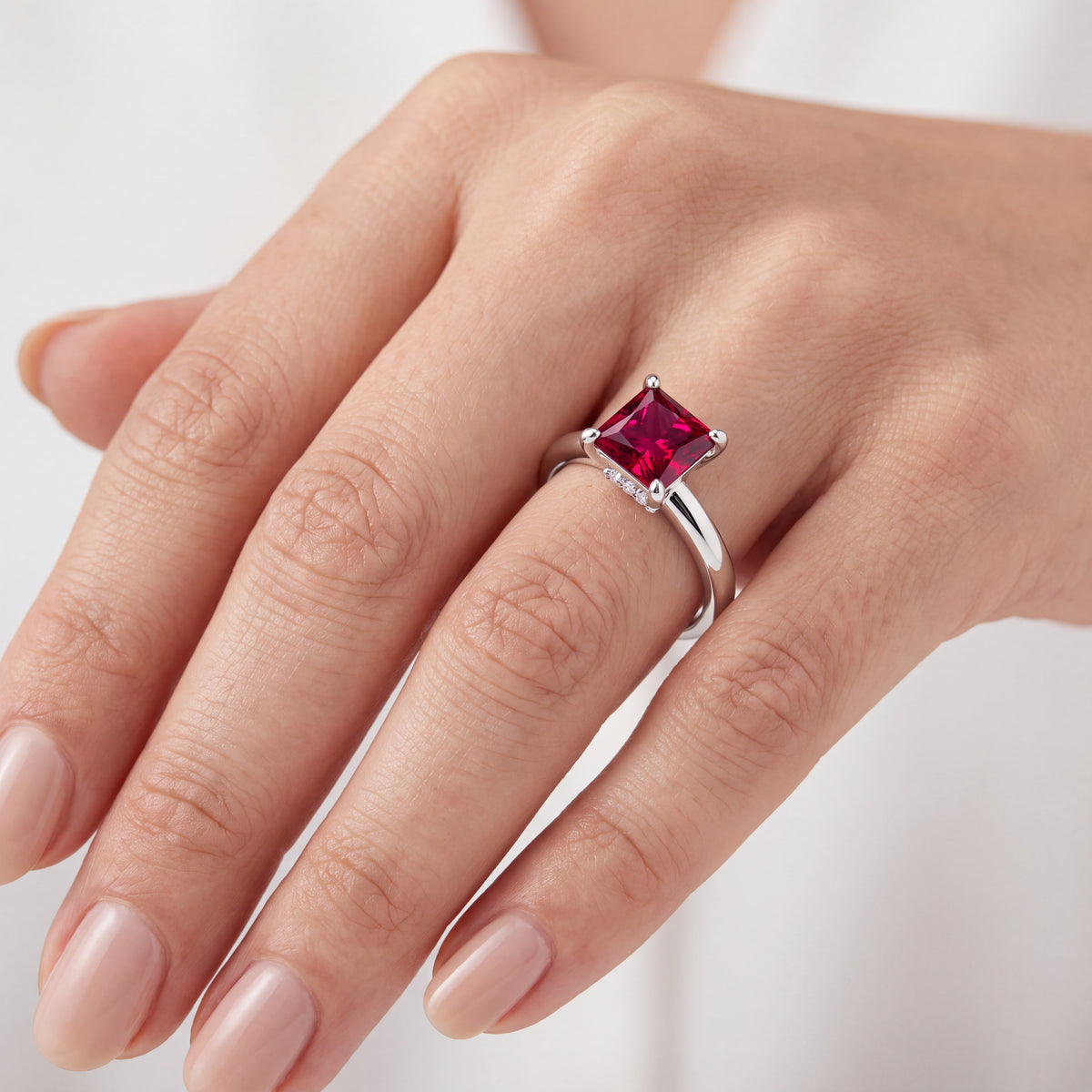 _lifestyle_image@SKU:RG604-LCRP01000004W #metal_10k-white-gold+origin_lab-created