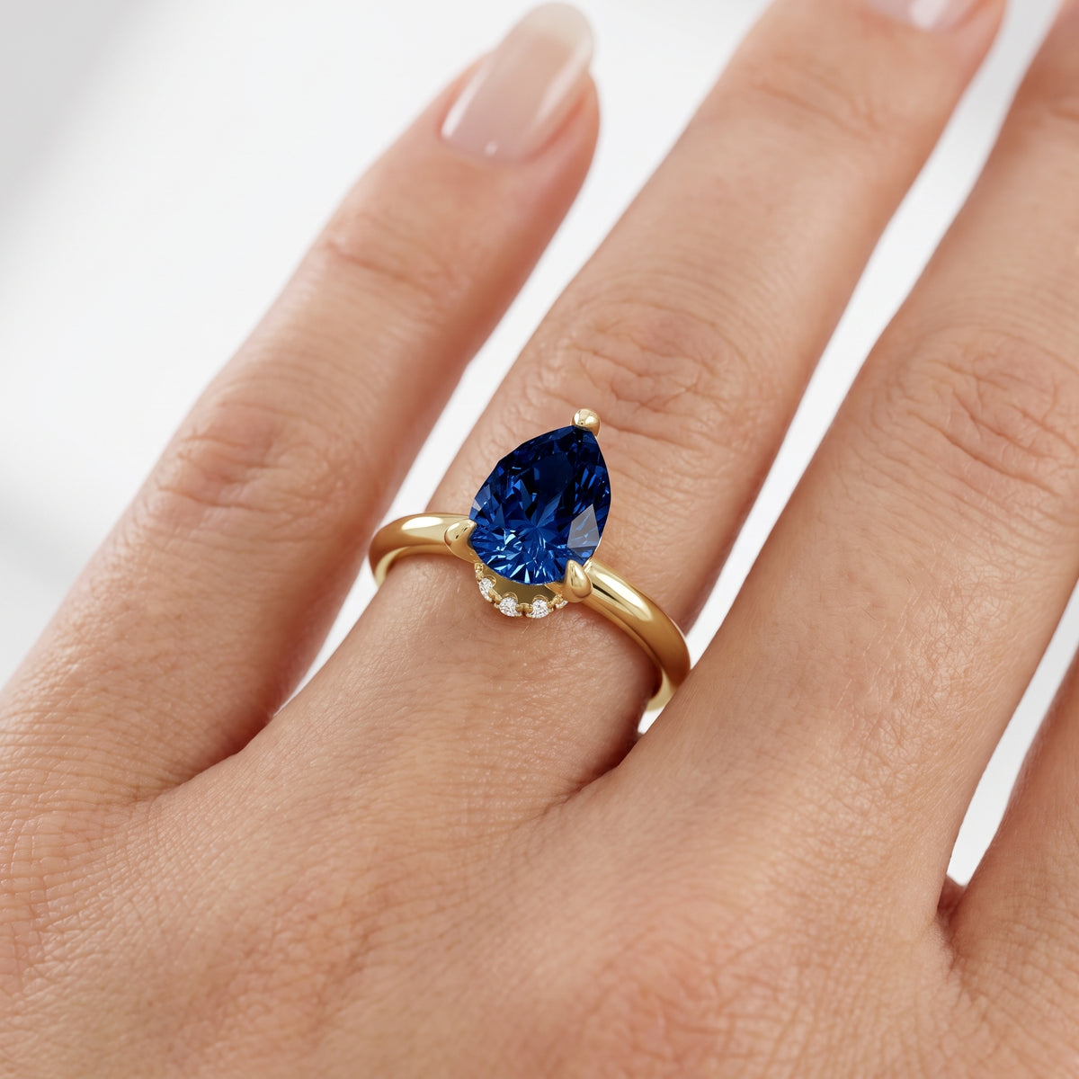 _lifestyle_image@SKU:RG604-LCSD01000004Y #metal_10k-yellow-gold+origin_lab-created
