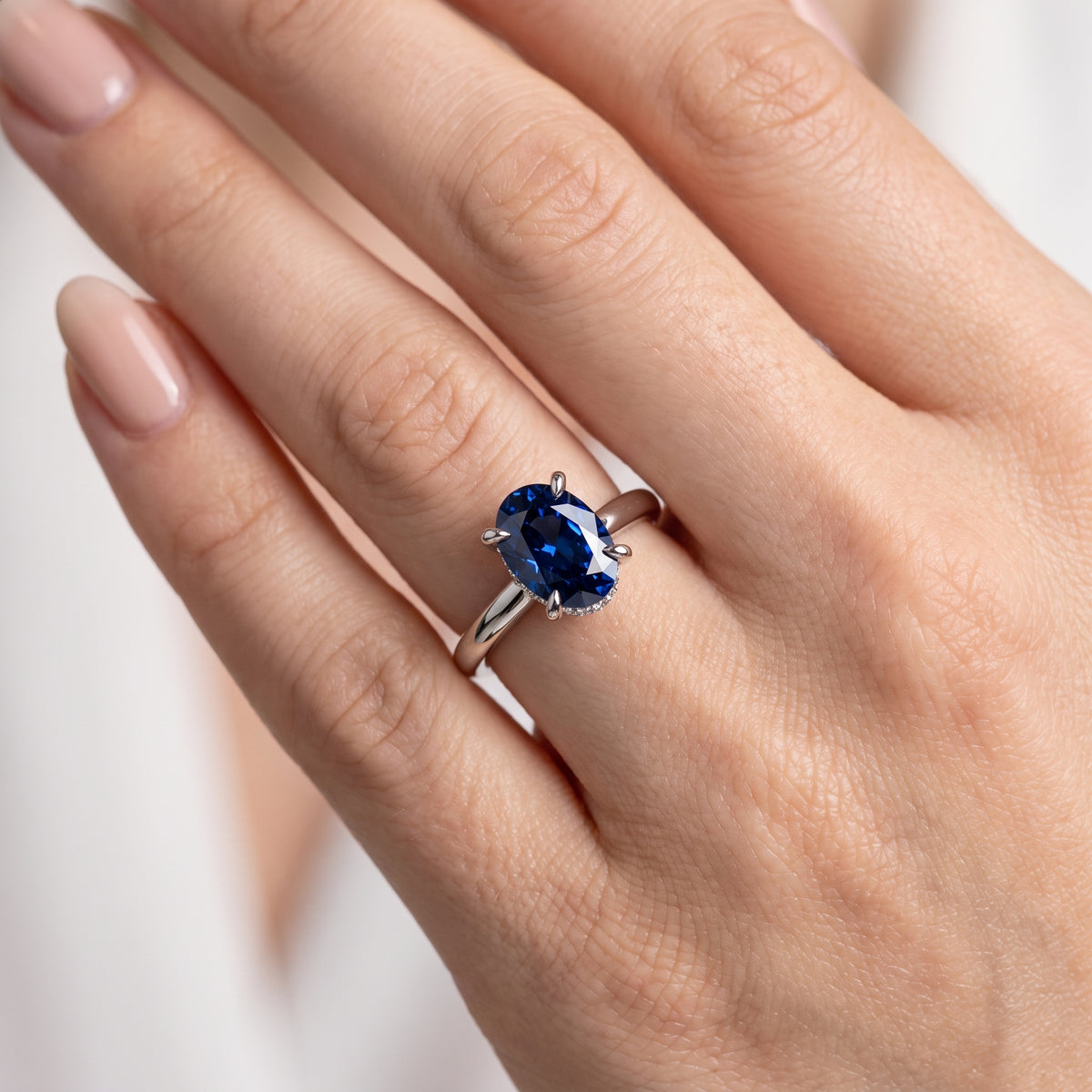 _lifestyle_image@SKU:RG604-LCSO01000004W #metal_10k-white-gold+origin_lab-created