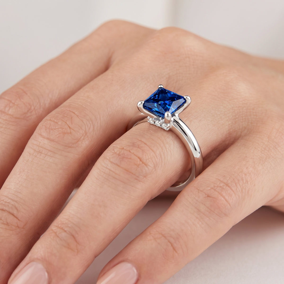 _lifestyle_image@SKU:RG604-LCSP01000004W #metal_10k-white-gold+origin_lab-created