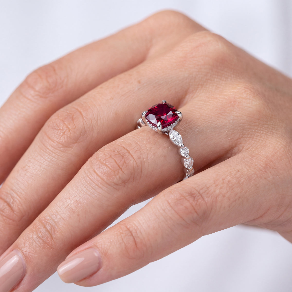 _lifestyle_image@SKU:RG736-LCRC01000004W #metal_10k-white-gold+origin_lab-created
