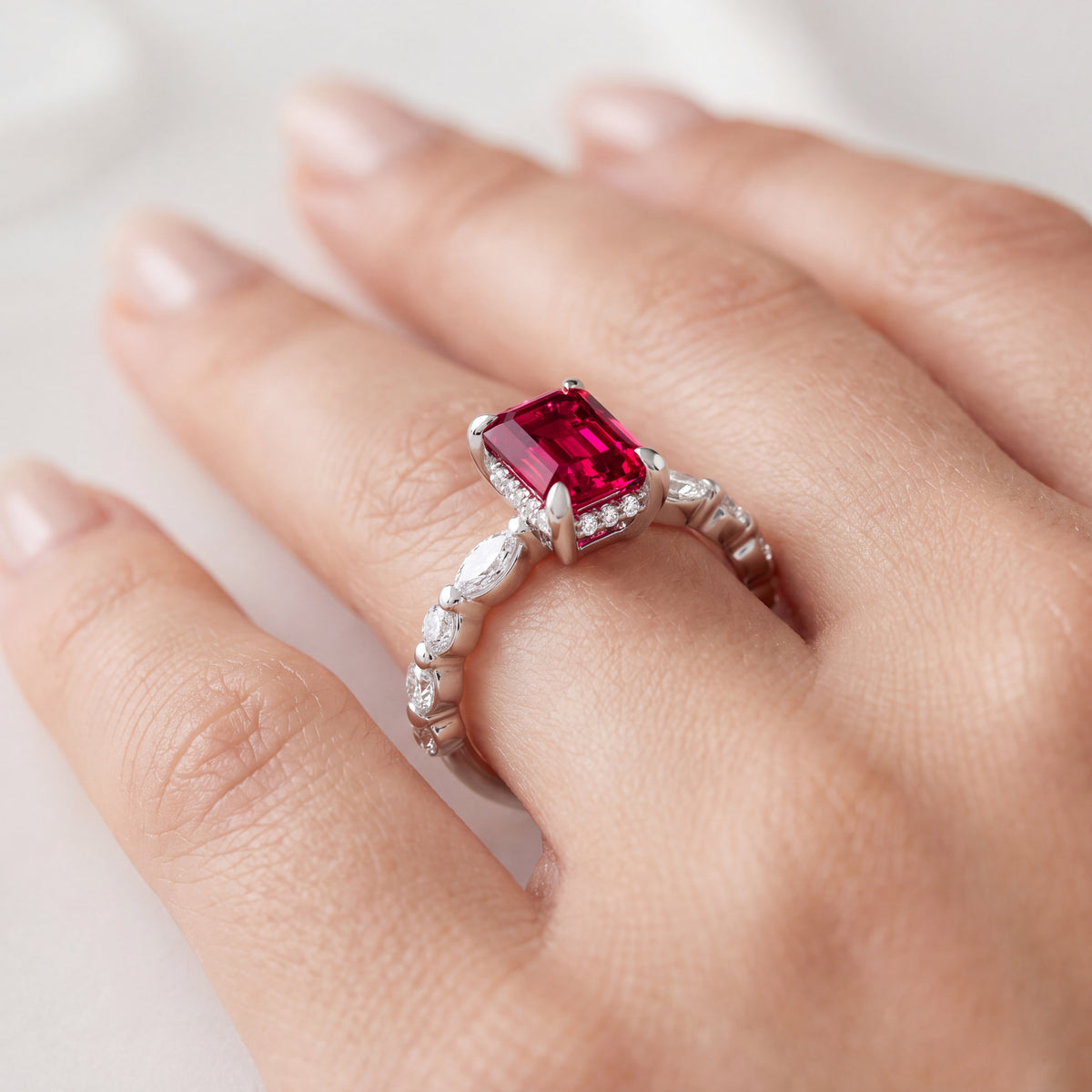 _lifestyle_image@SKU:RG736-LCRE01000004W #metal_10k-white-gold+origin_lab-created