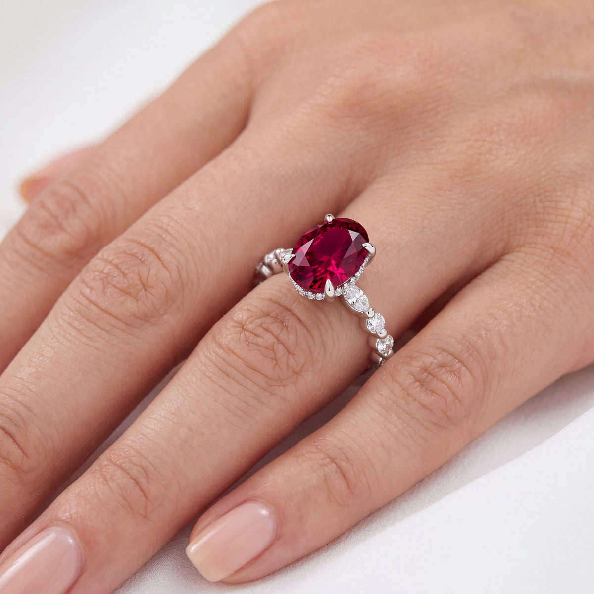 _lifestyle_image@SKU:RG736-LCRO02000004W #metal_10k-white-gold+origin_lab-created