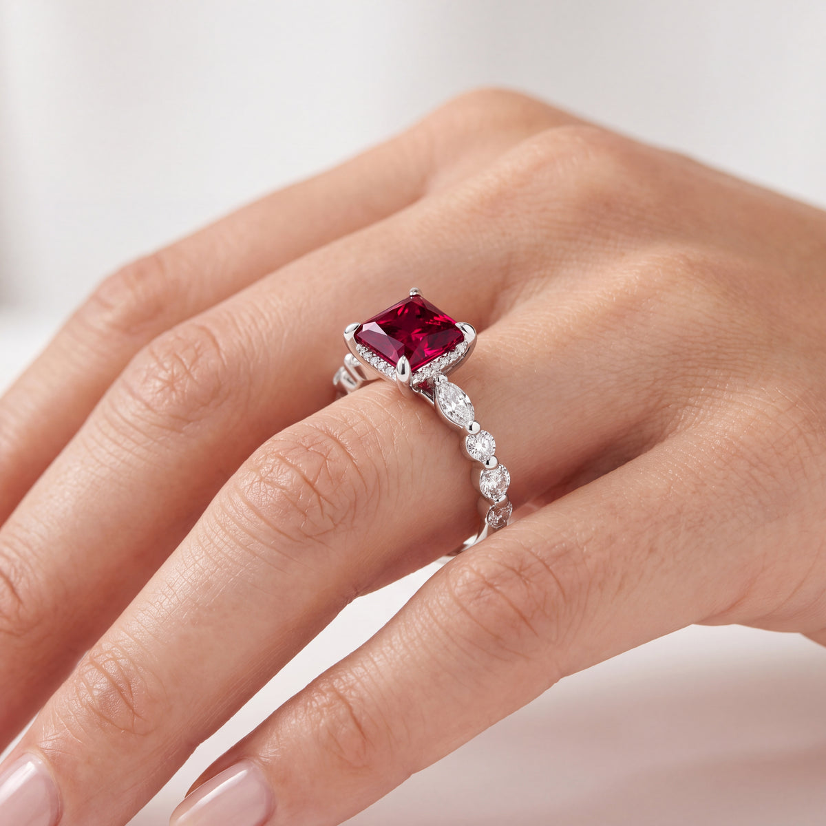 _lifestyle_image@SKU:RG736-LCRP01000004W #metal_10k-white-gold+origin_lab-created