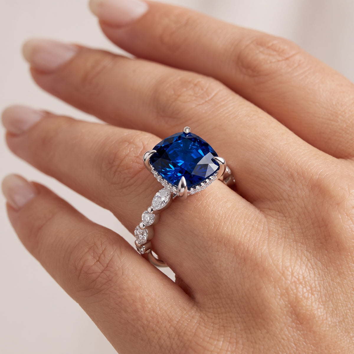 _lifestyle_image@SKU:RG736-LCSC03000004W #metal_10k-white-gold+origin_lab-created