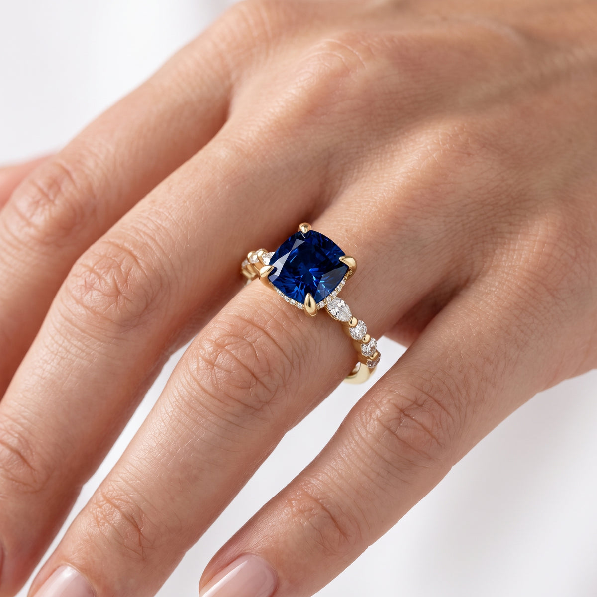 _lifestyle_image@SKU:RG736-LCSC03000004Y #metal_10k-yellow-gold+origin_lab-created