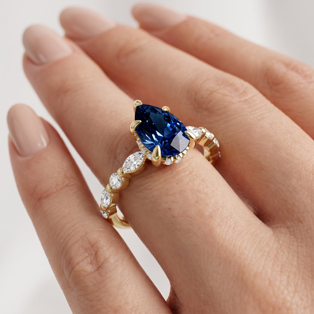 _lifestyle_image@SKU:RG736-LCSD01000004Y #metal_10k-yellow-gold+origin_lab-created