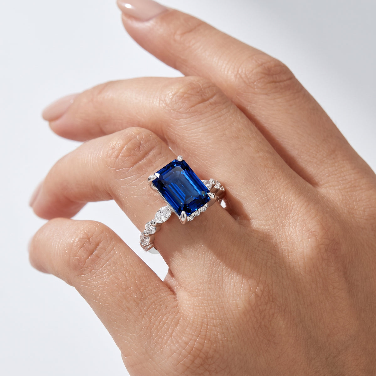 _lifestyle_image@SKU:RG736-LCSE04000004W #metal_10k-white-gold+origin_lab-created