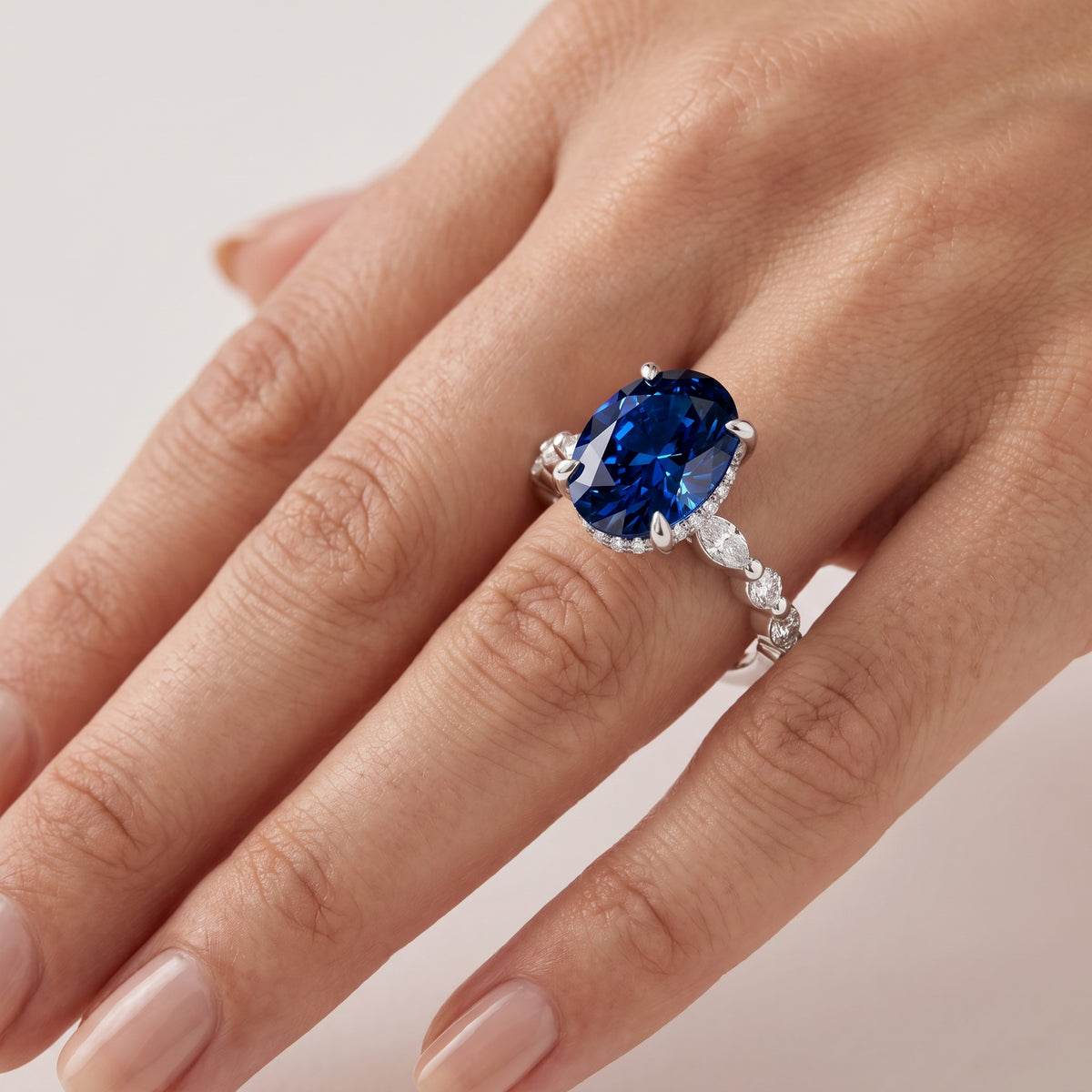 _lifestyle_image@SKU:RG736-LCSO03000004W #metal_10k-white-gold+origin_lab-created