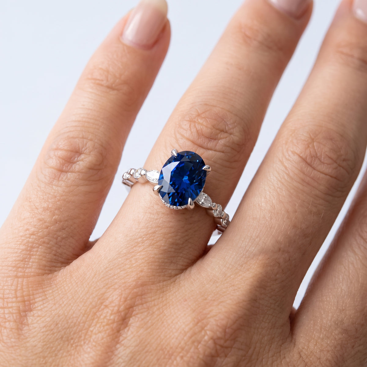 _lifestyle_image@SKU:RG736-LCSO04000004W #metal_10k-white-gold+origin_lab-created