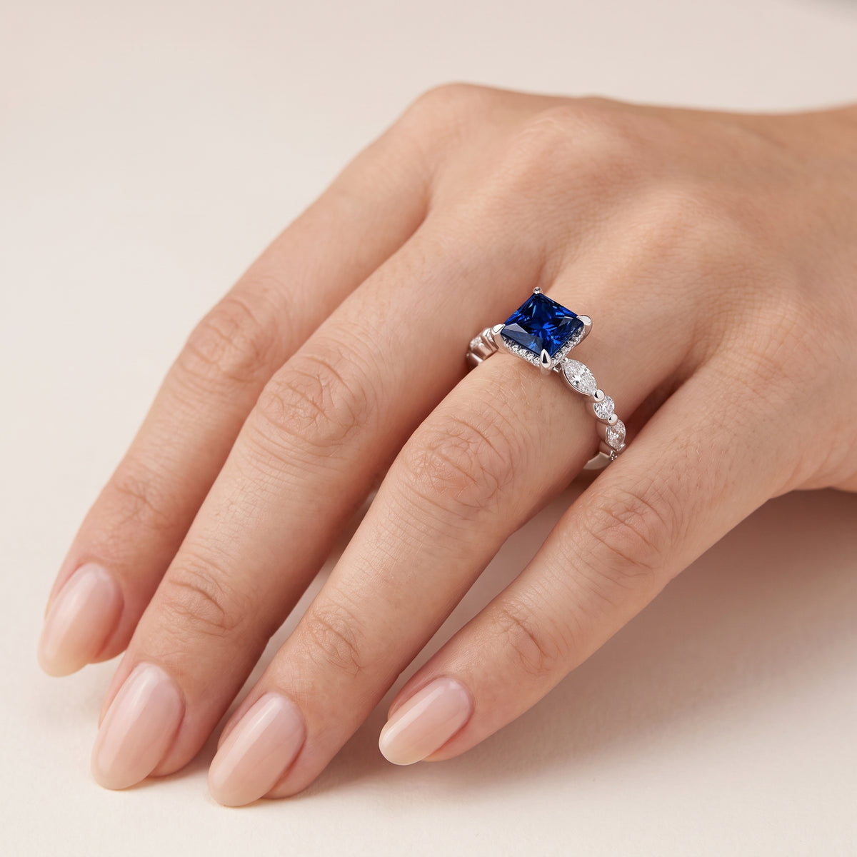 _lifestyle_image@SKU:RG736-LCSP01000004W #metal_10k-white-gold+origin_lab-created