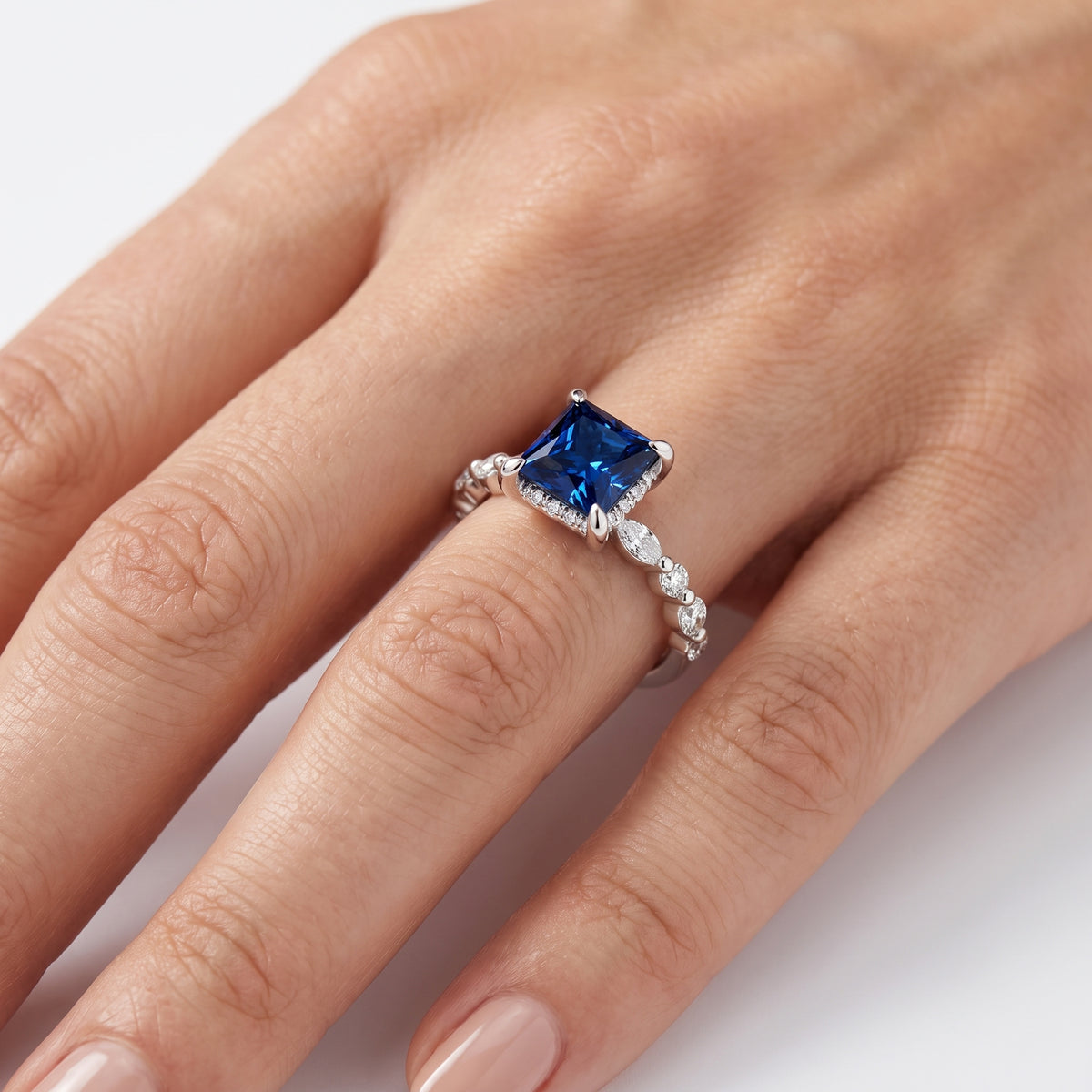 _lifestyle_image@SKU:RG736-LCSP02000004W #metal_10k-white-gold+origin_lab-created