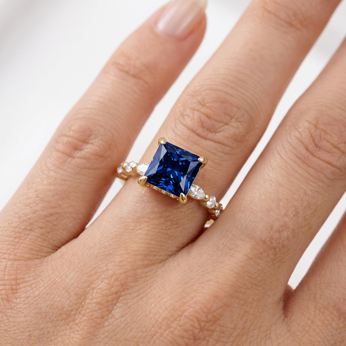 _lifestyle_image@SKU:RG736-LCSP02000004Y #metal_10k-yellow-gold+origin_lab-created