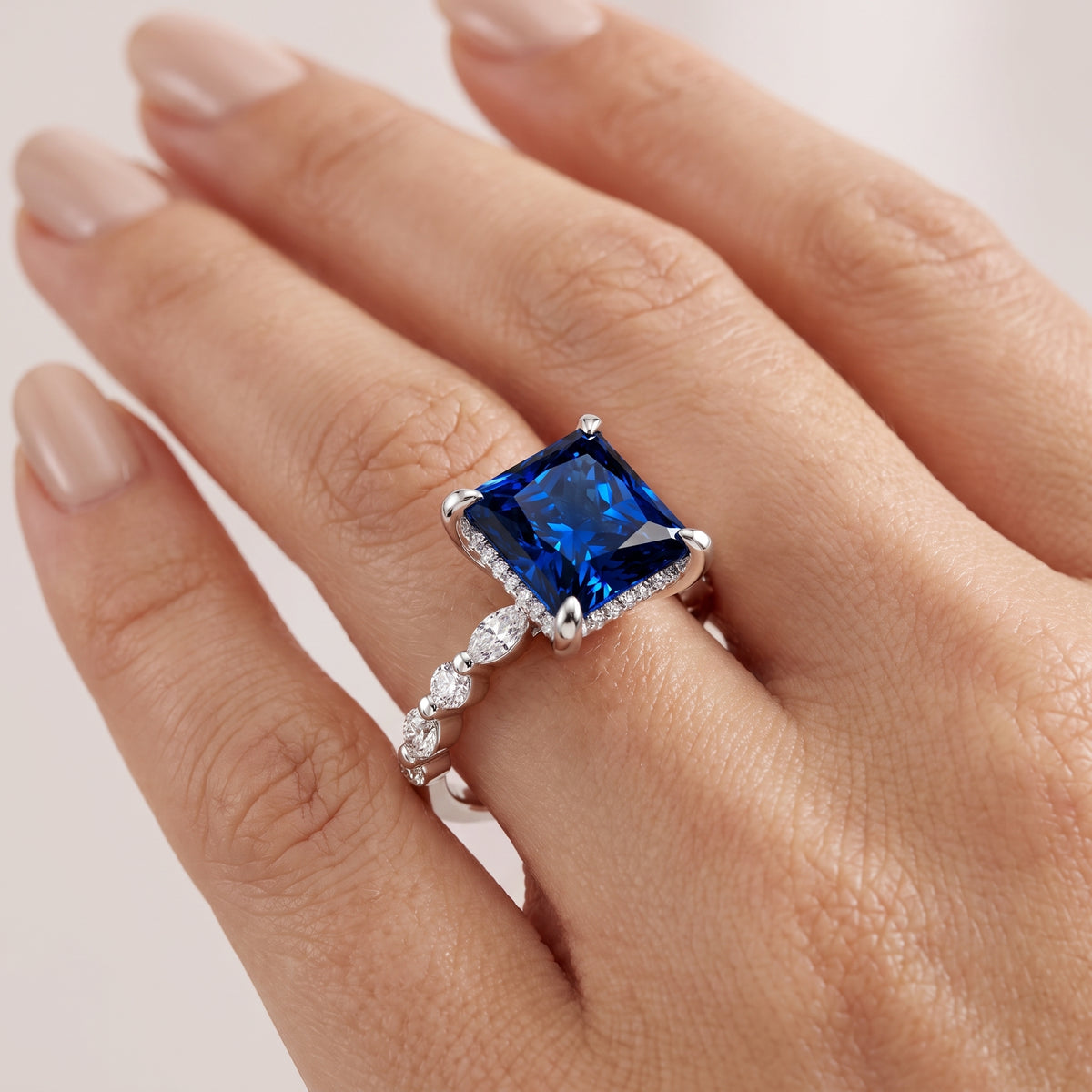 _lifestyle_image@SKU:RG736-LCSP04000004W #metal_10k-white-gold+origin_lab-created