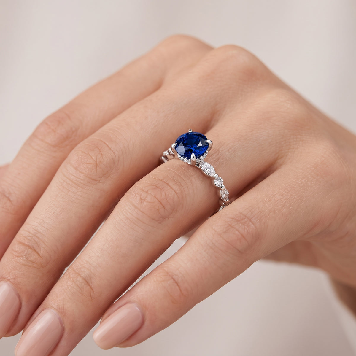 _lifestyle_image@SKU:RG736-LCSR01000004W #metal_10k-white-gold+origin_lab-created