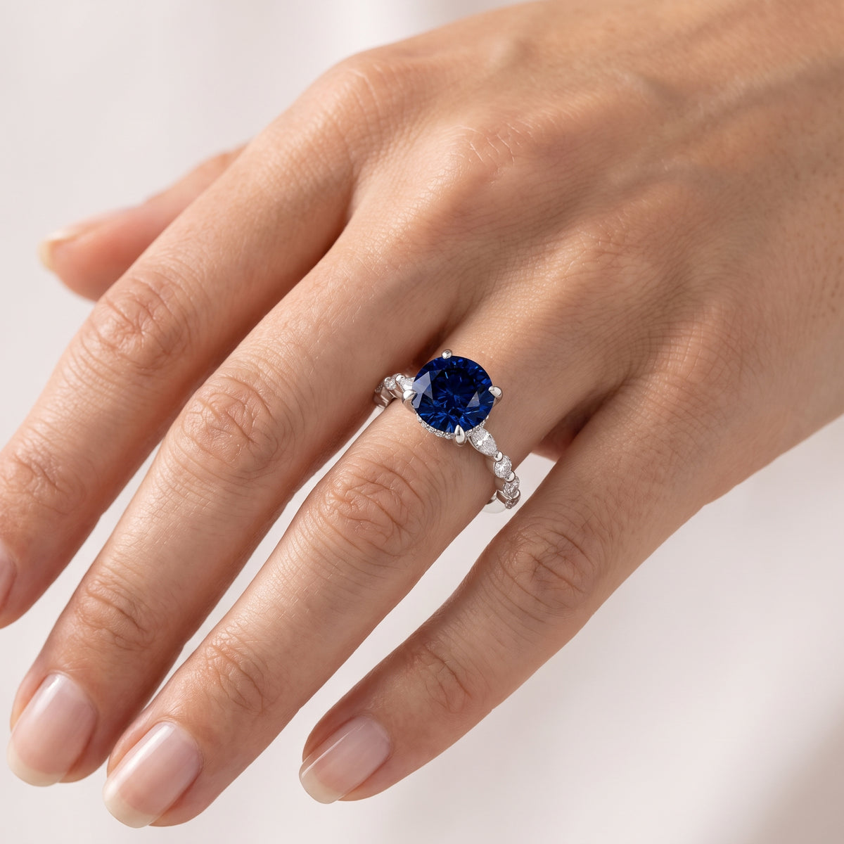 _lifestyle_image@SKU:RG736-LCSR02000004W #metal_10k-white-gold+origin_lab-created