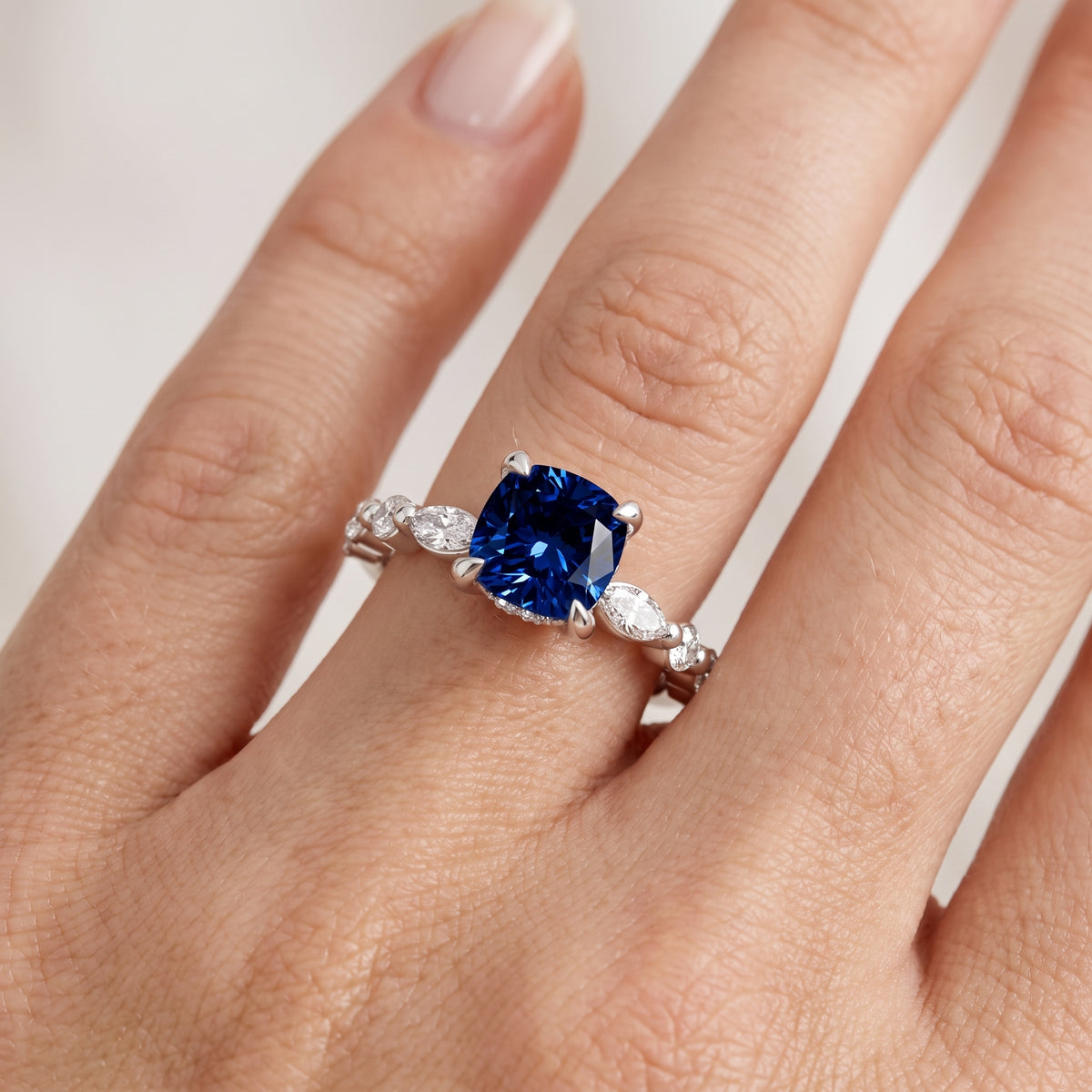 _lifestyle_image@SKU:RG736-NCSC01000004W #metal_14k-white-gold+origin_lab-created