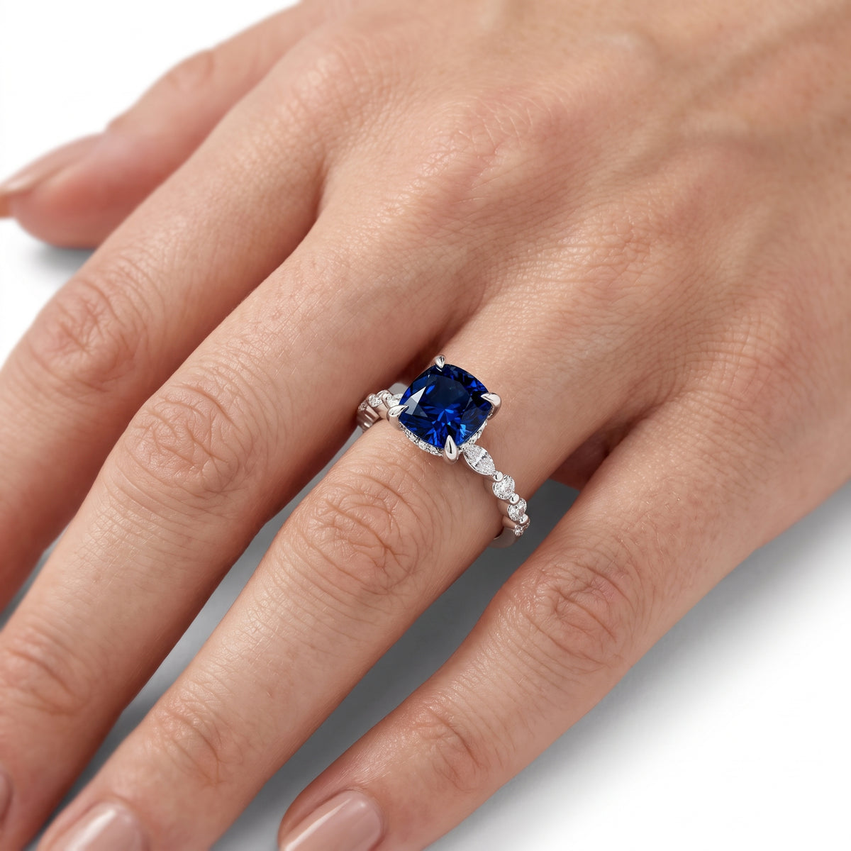 _lifestyle_image@SKU:RG736-NCSC02000004W #metal_14k-white-gold+origin_lab-created