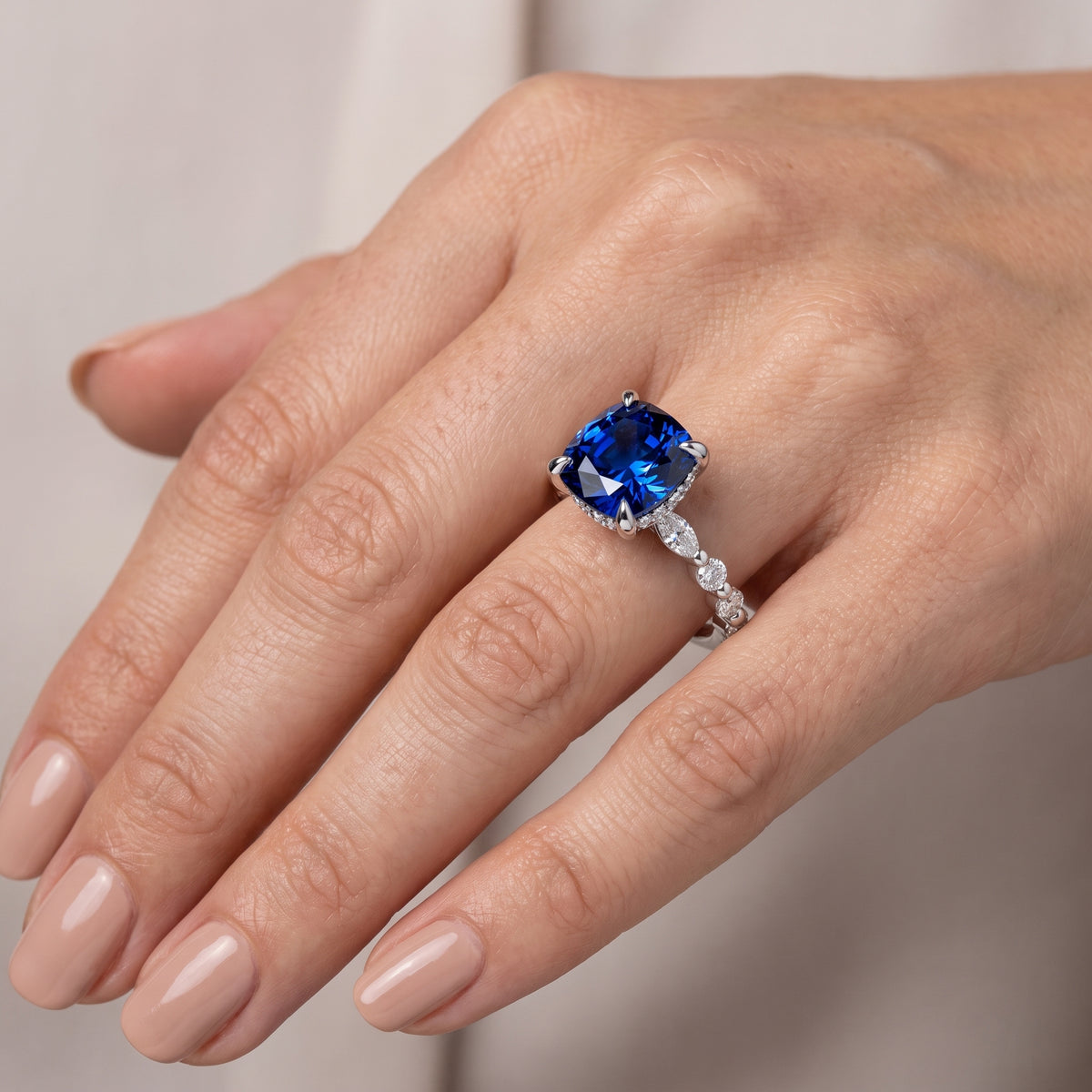 _lifestyle_image@SKU:RG736-NCSC03000004W #metal_14k-white-gold+origin_lab-created