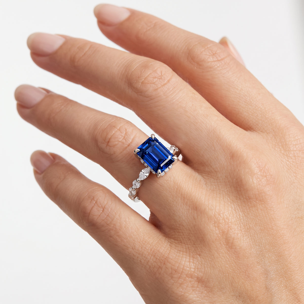 _lifestyle_image@SKU:RG736-NCSE02000004W #metal_14k-white-gold+origin_lab-created