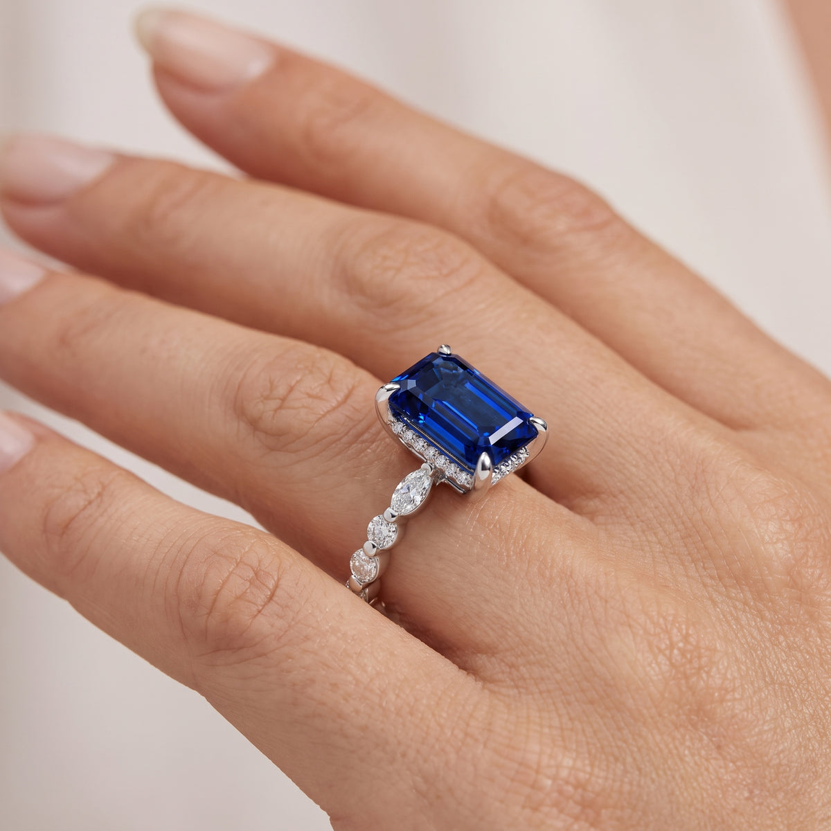 _lifestyle_image@SKU:RG736-NCSE03000004W #metal_14k-white-gold+origin_lab-created