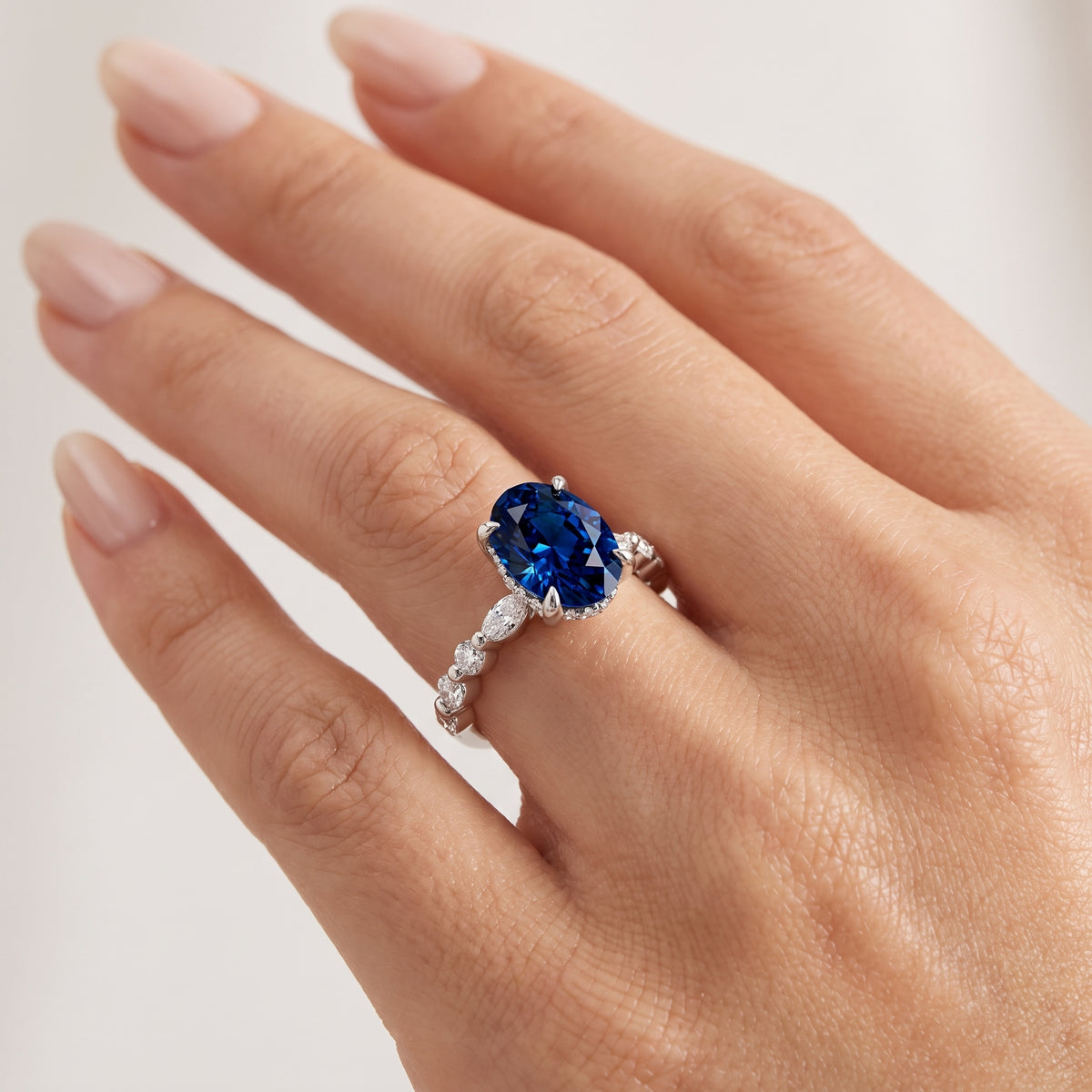 _lifestyle_image@SKU:RG736-NCSO02000004W #metal_14k-white-gold+origin_lab-created