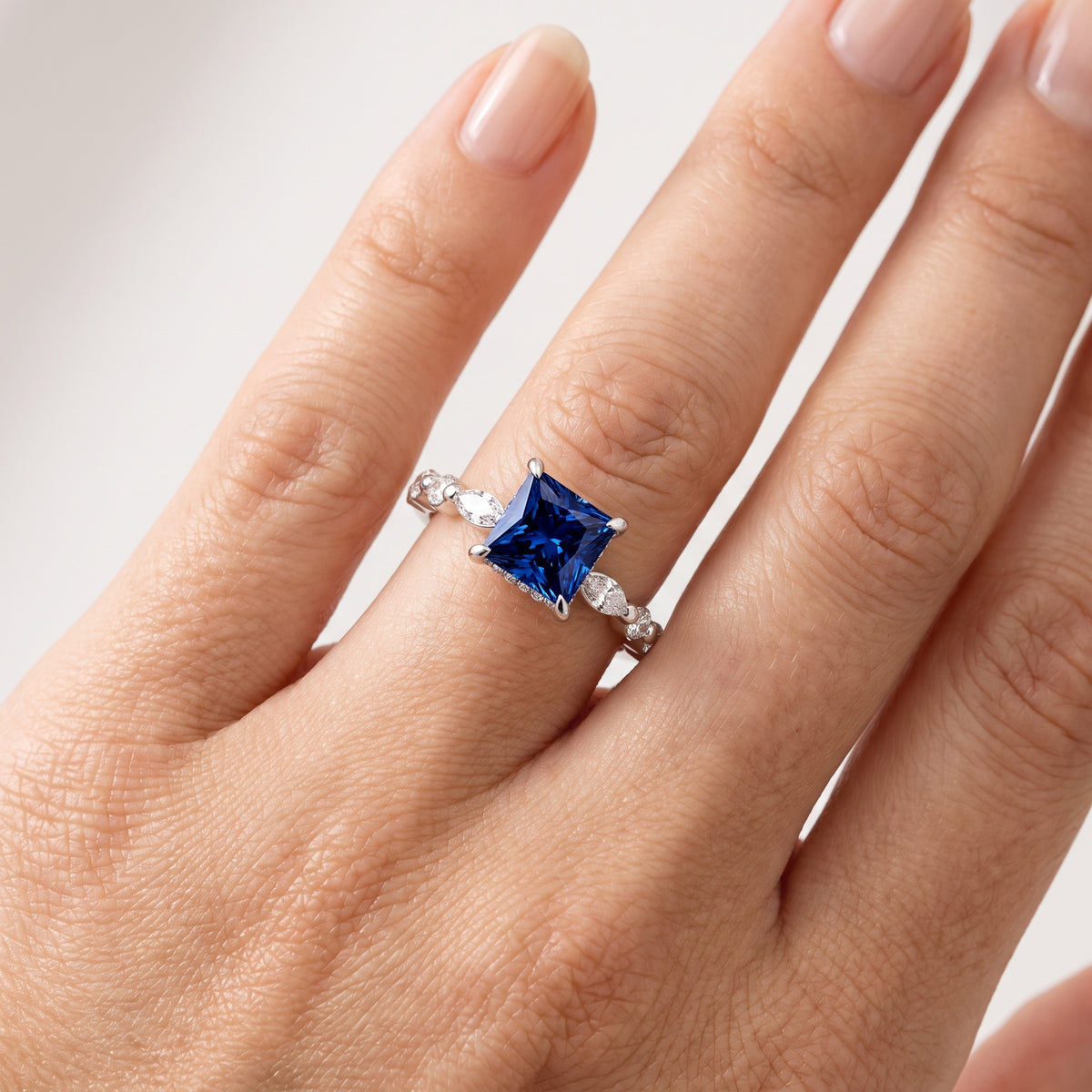 _lifestyle_image@SKU:RG736-NCSP01000004W #metal_14k-white-gold+origin_lab-created