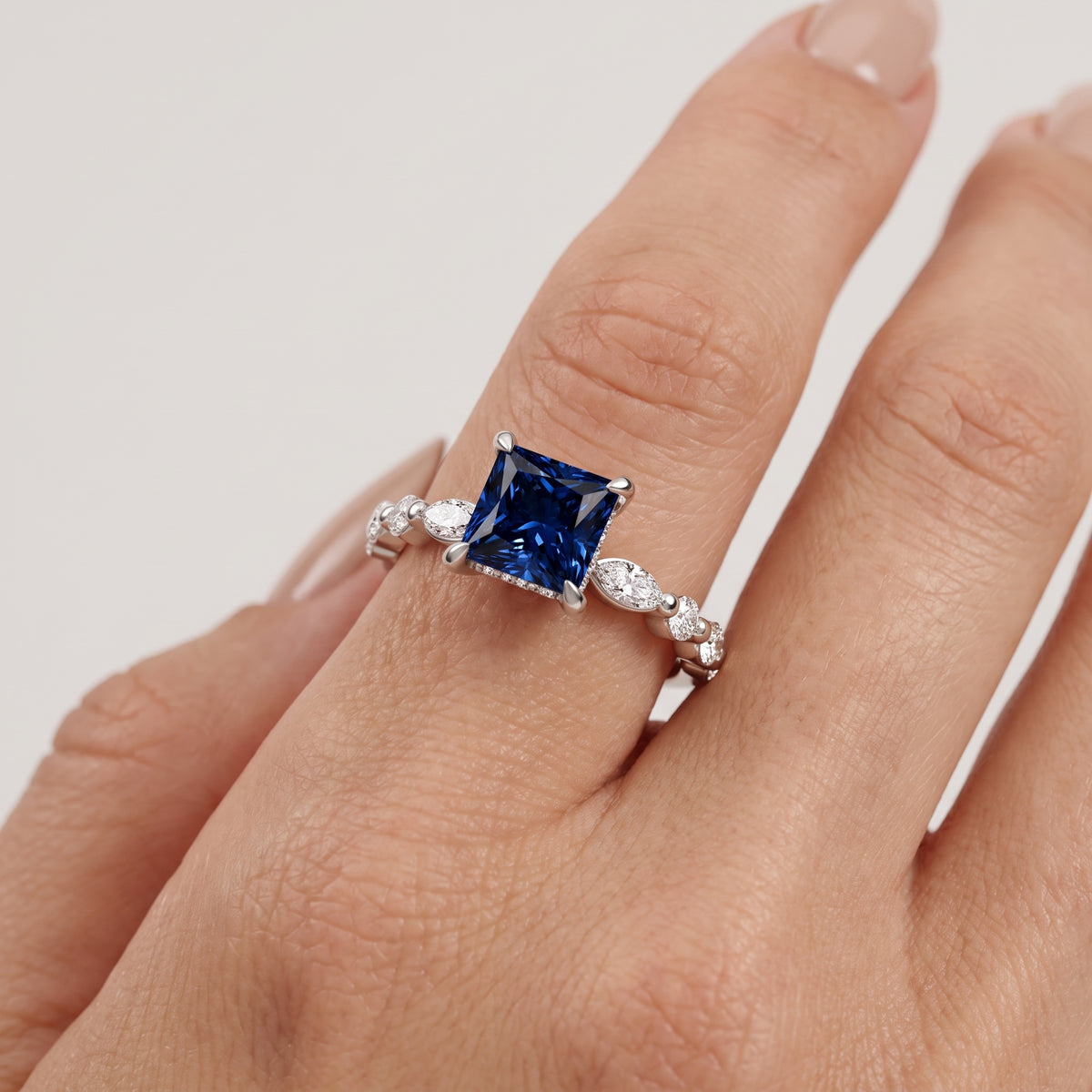 _lifestyle_image@SKU:RG736-NCSP0100000PL #metal_platinum+origin_lab-created