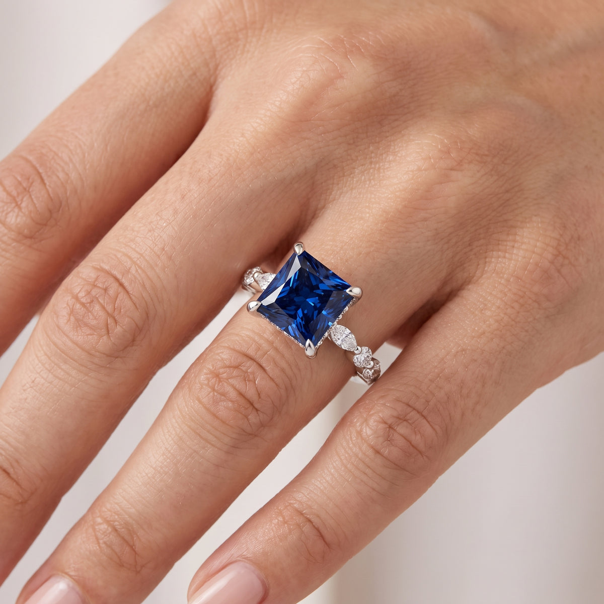 _lifestyle_image@SKU:RG736-NCSP04000004W #metal_14k-white-gold+origin_lab-created