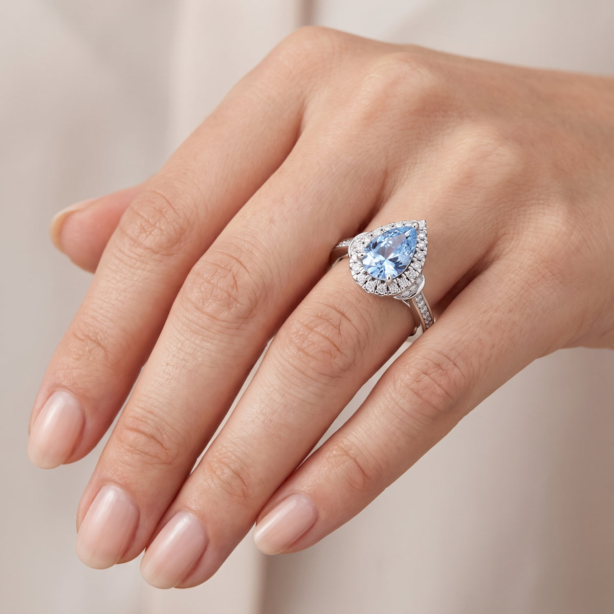 _lifestyle_image@SKU:RG802-LCQD01000004W #metal_10k-white-gold+origin_lab-created