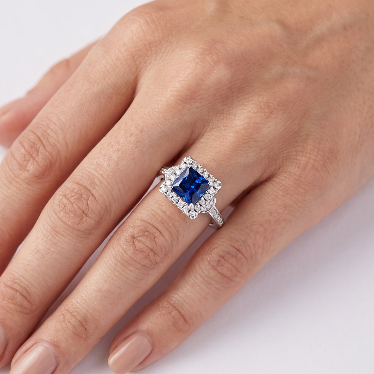_lifestyle_image@SKU:RG802-LCSP01000004W #metal_10k-white-gold+origin_lab-created